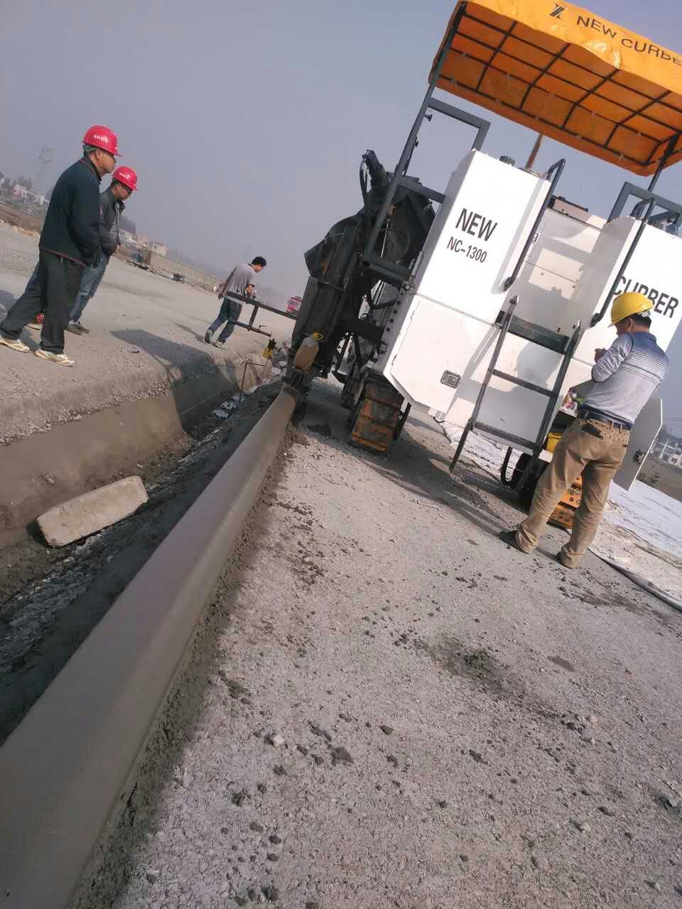 新路緣NC1300混凝土路緣石滑模機(jī)強(qiáng)大的背后不但是產(chǎn)品技術(shù)，還有完善的售后服務(wù)