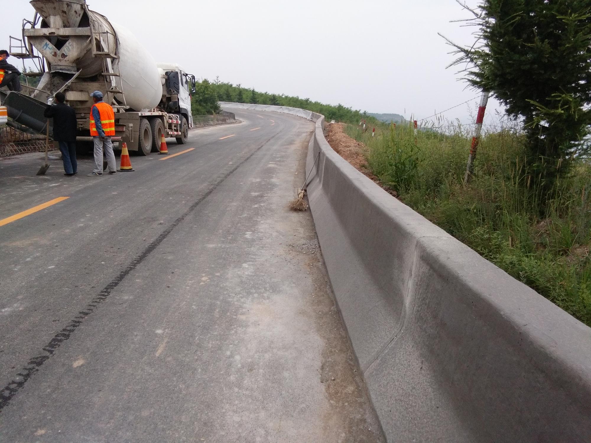 路緣石滑模機使用方便，混凝土滑模效率高，易于維修