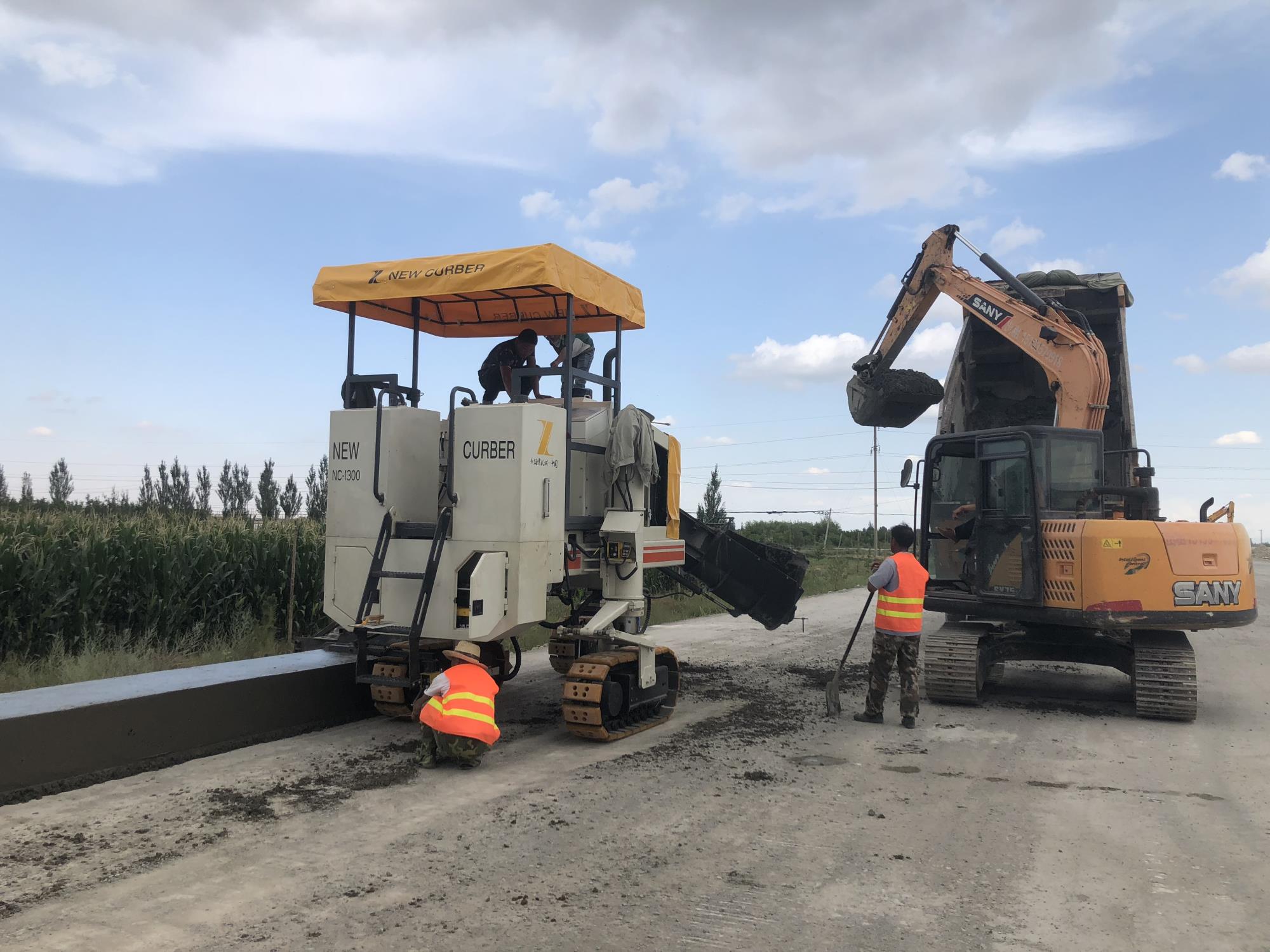 經(jīng)過多年的研究，混凝土路緣石滑模成型機(jī)提升了哪些？
