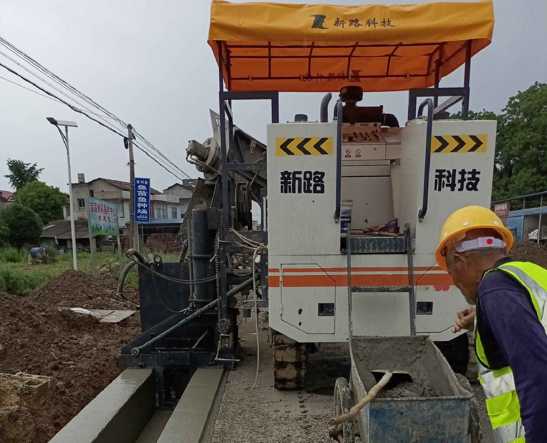 G353慈利至張家界城區(qū)公路排水溝滑模一次性成型，滑模施工效率高